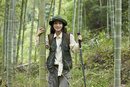 竹林里徒步的青年女性图片
