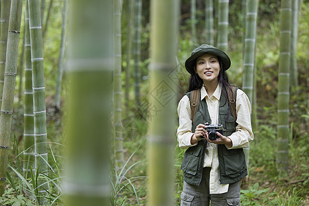 户外徒步拍照的青年女性图片