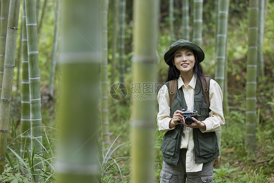 户外徒步拍照的青年女性图片