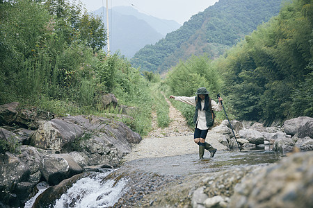 年轻美女户外溯溪玩水图片