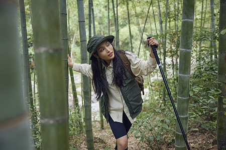 青年女性竹林里面徒步图片