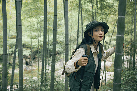 青年女性竹林里徒步高清图片