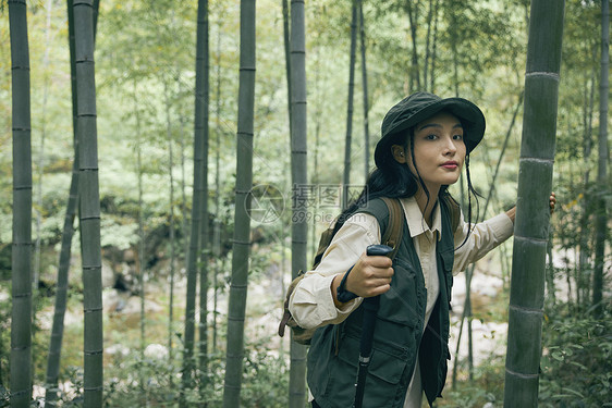 青年女性竹林里徒步图片