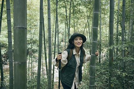 年轻女性竹林徒步图片