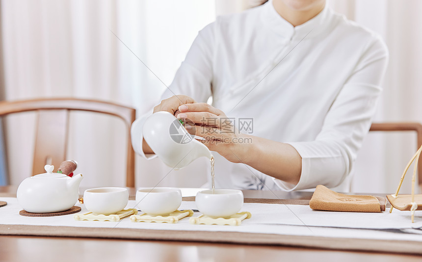 泡茶的青年女性特写图片