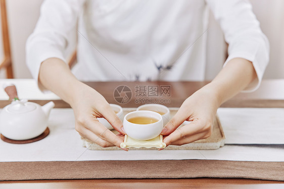 女性端茶手部特写图片