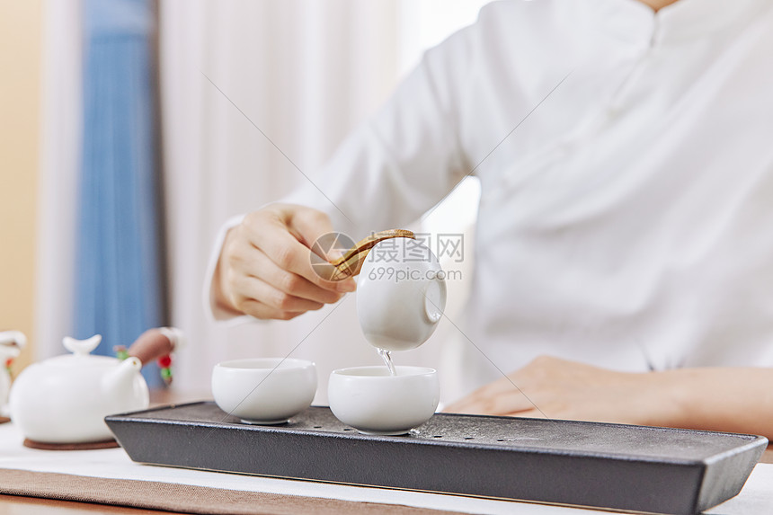 清洗茶具的茶艺师手部特写图片