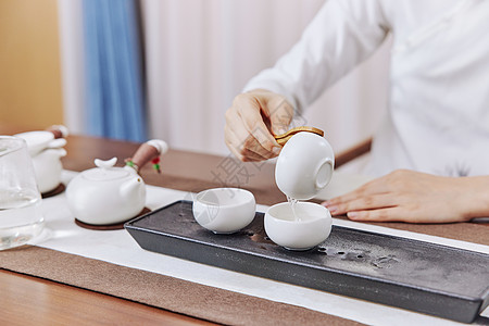 茶艺师清洗茶具手部特写图片