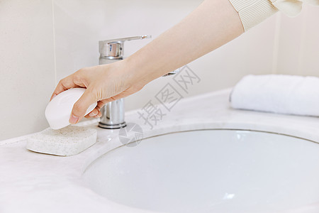 女性洗手消毒手部特写图片