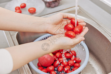 厨房水池洗水果手部特写图片素材
