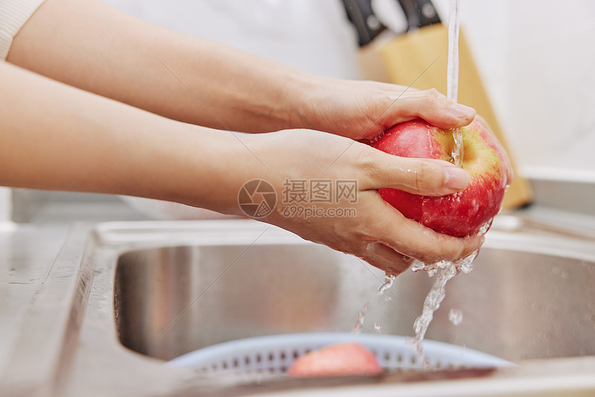 厨房水池洗苹果手部特写图片