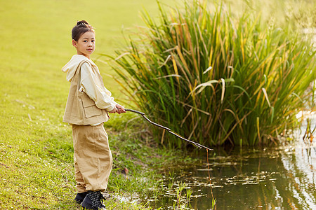 使用鱼竿钓鱼的小女孩图片