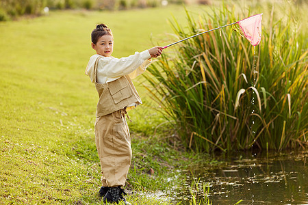 小女孩在河边捞鱼图片