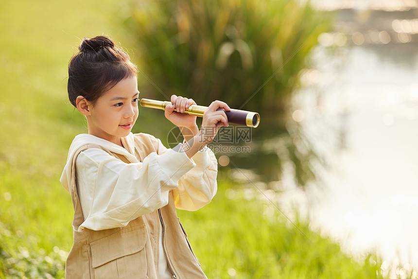 秋季室外玩耍的小女孩图片