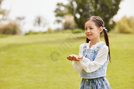 秋季在室外玩耍的小女孩图片
