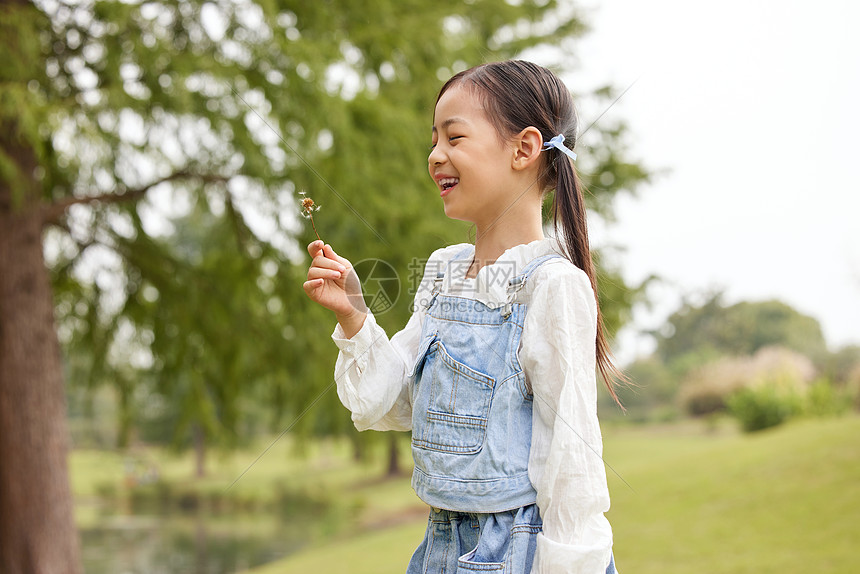 秋季室外开心玩耍的小女孩图片