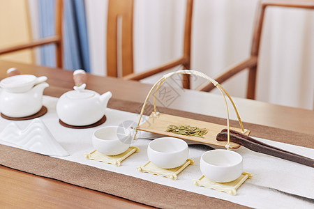 桌上的茶具用品背景图片