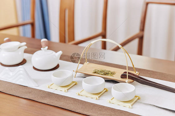 桌上的茶具用品图片