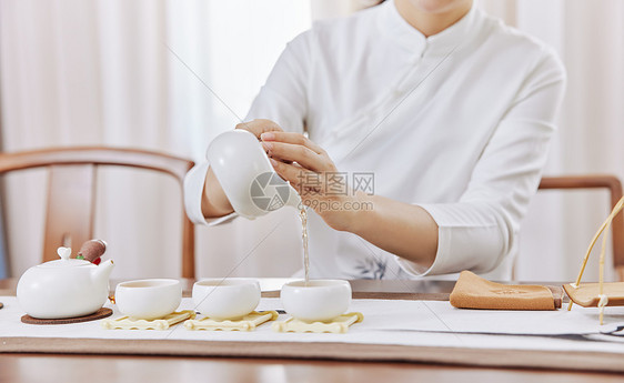 文艺女性沏茶泡茶特写图片