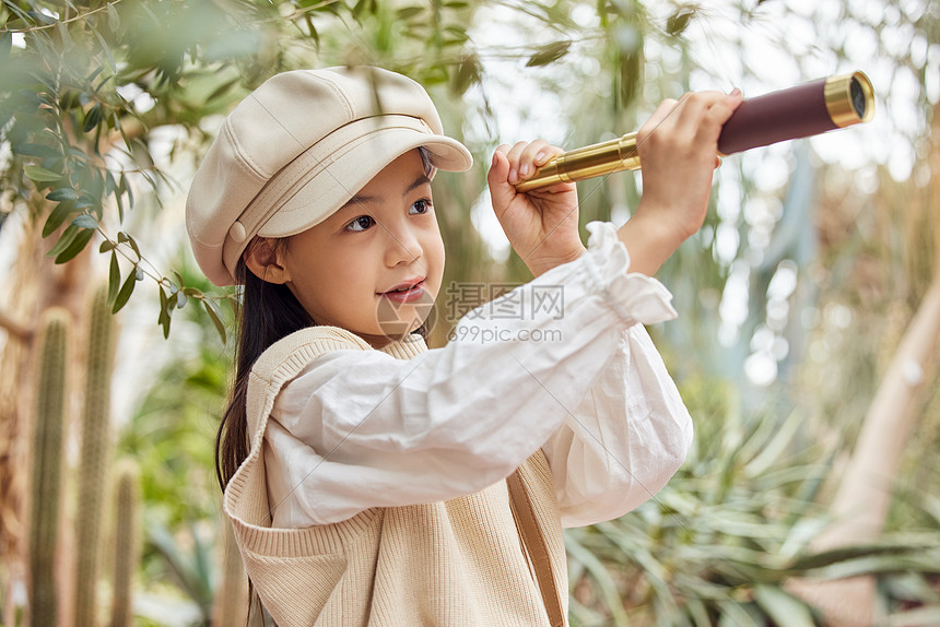 室外手拿望远镜的小女孩图片