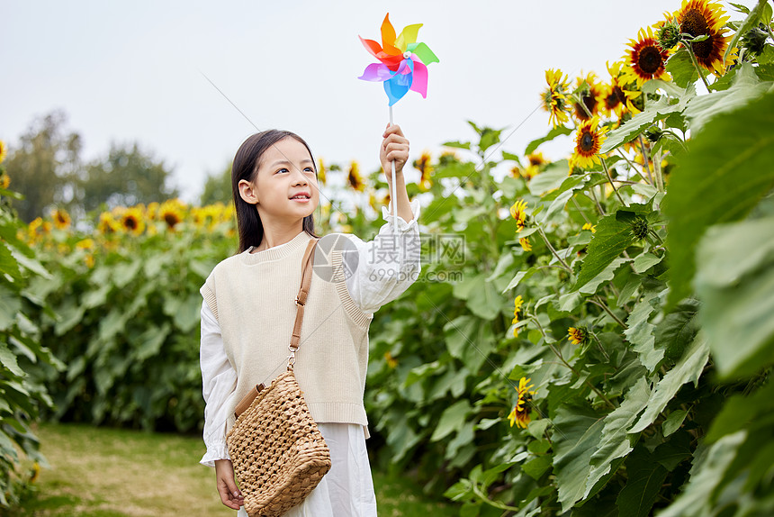 向日葵花田里玩耍的小女孩图片