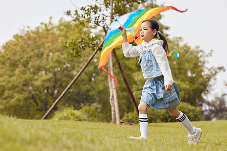 手拿风筝奔跑的小女孩图片
