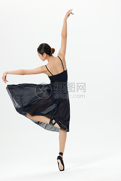 跳芭蕾舞的青年女性图片