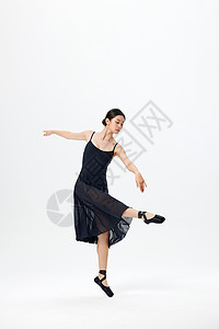 青年气质女性跳芭蕾舞图片