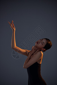 暗光环境气质舞蹈女性图片