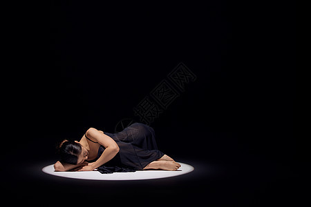 束光灯下的女性舞者背景图片