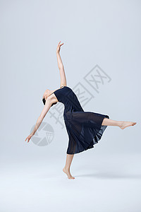 跳现代舞的青年女性舞者图片