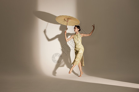 撑油纸伞的国潮青年舞者图片