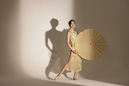 撑油纸伞的国潮女性舞者图片