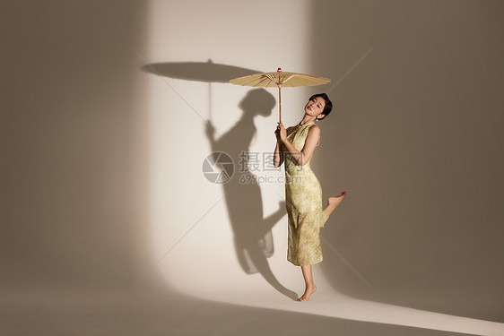 撑油纸伞的国潮舞者图片