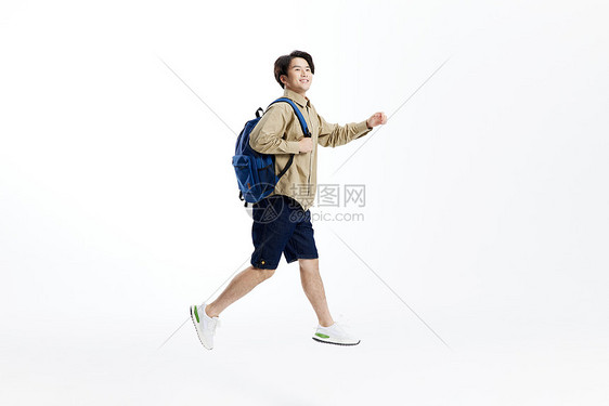 活力跳跃的男大学生背书包形象图片