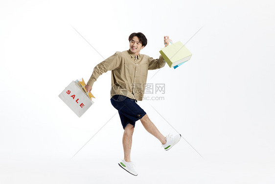 跳跃的活力男性手提购物袋图片