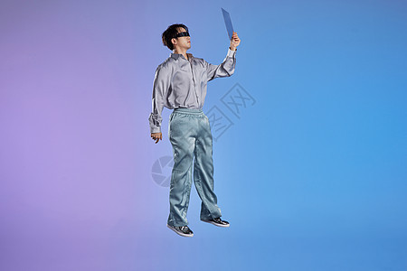 科技悬浮男性虚拟点击屏幕图片