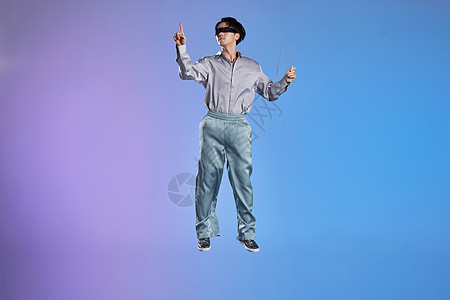 未来感悬浮男性虚拟点击屏幕图片