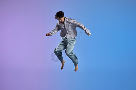漂浮的科技未来感男性跳跃形象图片