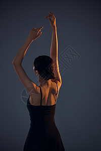 暗光柔美女性肢体背影背景图片