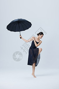 撑伞舞蹈的女性图片