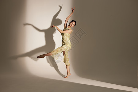 国潮气质女性舞者形象图片