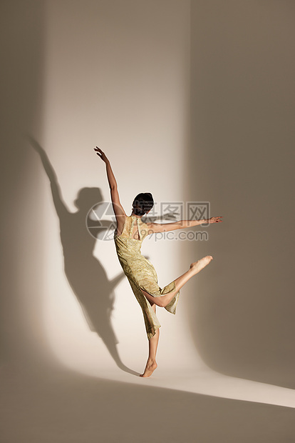 跳芭蕾的国潮女性舞者背影图片