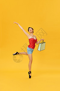 芭蕾舞者手拿购物袋图片