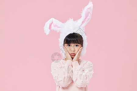 头戴兔耳朵的小女孩图片