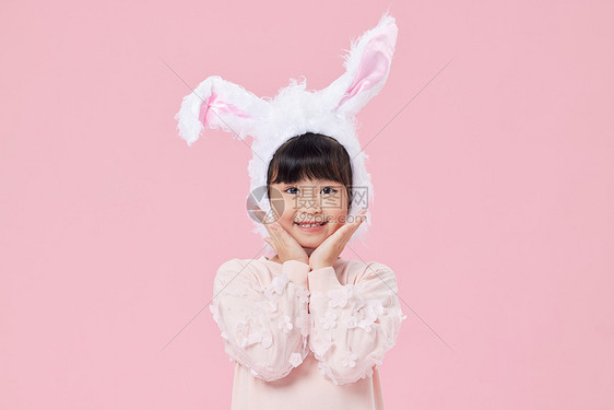 可爱女孩带兔耳朵形象图片