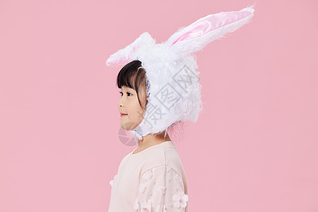 头戴兔耳朵的女儿侧脸背景图片