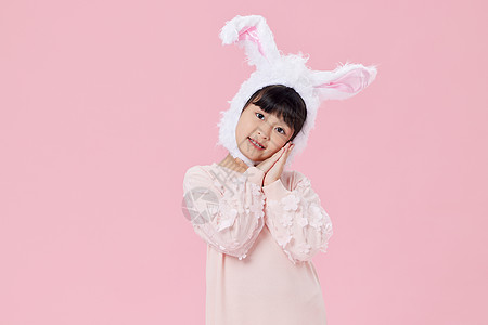 头戴兔耳朵的小女孩背景图片