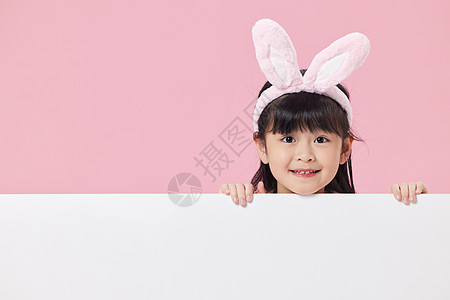 月亮上女孩兔子趴在白板上的可爱元气小女孩背景