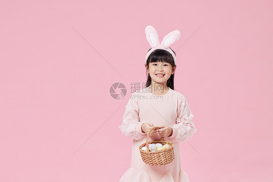 手拿彩蛋篮子的兔耳朵女孩图片